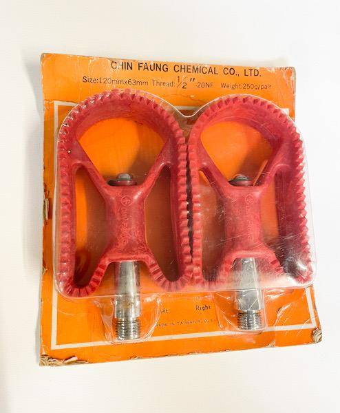 13 CHIN FAUNG CHEMICAL Co. LTD PLASTIC PEDALS 1/2" NOS Red