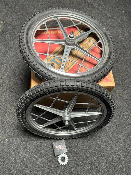 23 MONGOOSE MOTOMAG III WHEELSET INCL TIRES AND 16T FW Silver